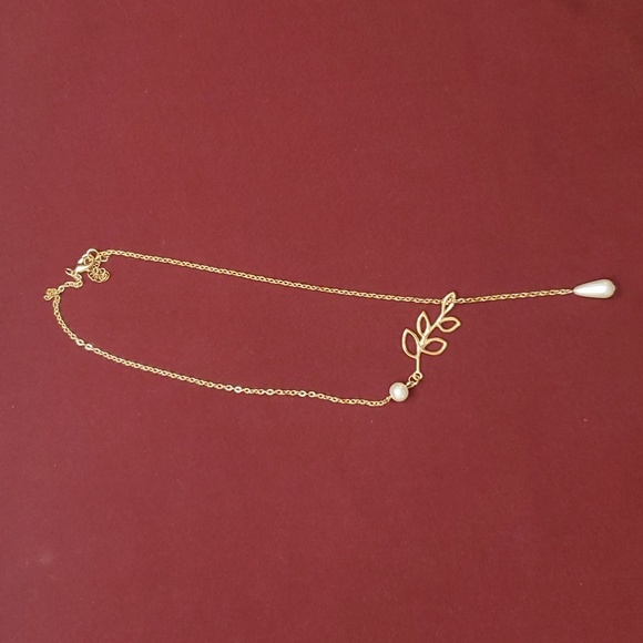 NWOT Leaf and Pearl Necklace - Picture 2 of 4